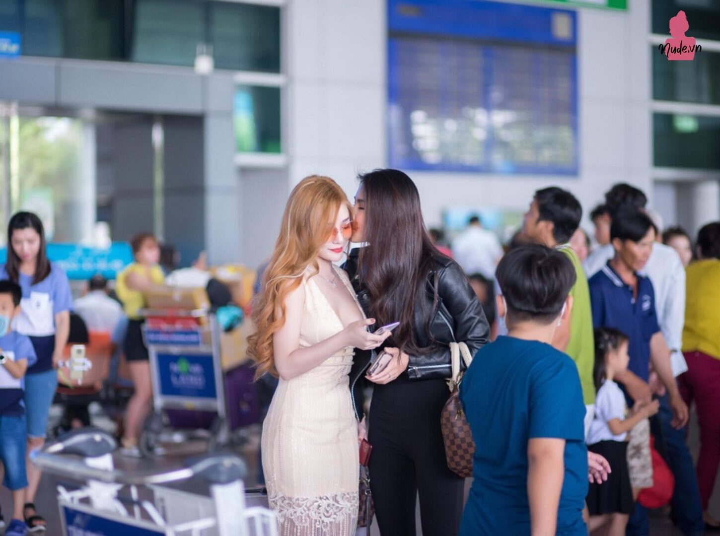 Mon 2k thân mật cùng hot girl Thái Lan tại sân bay