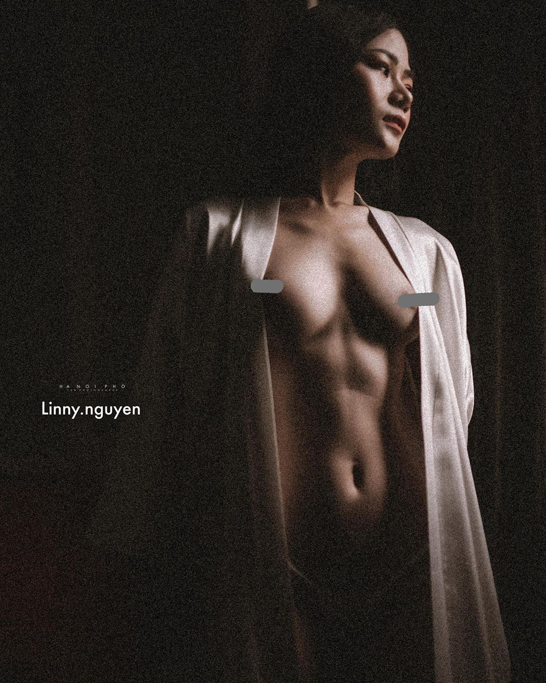 Người mẫu Linny Nguyễn khỏa thân với khăn tắm phần 2
