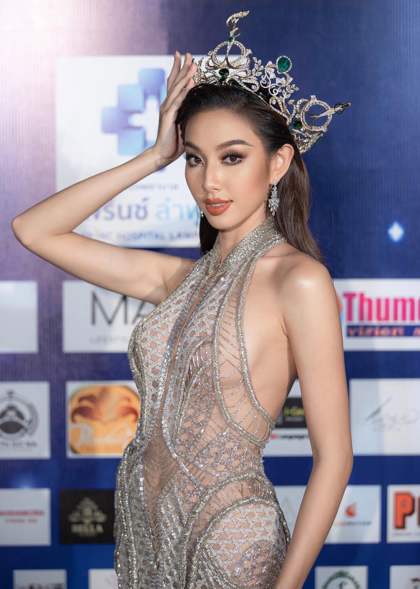Nguyễn Thúc Thùy Tiên diện váy cắt xẻ khoe vòng 1 cực hút