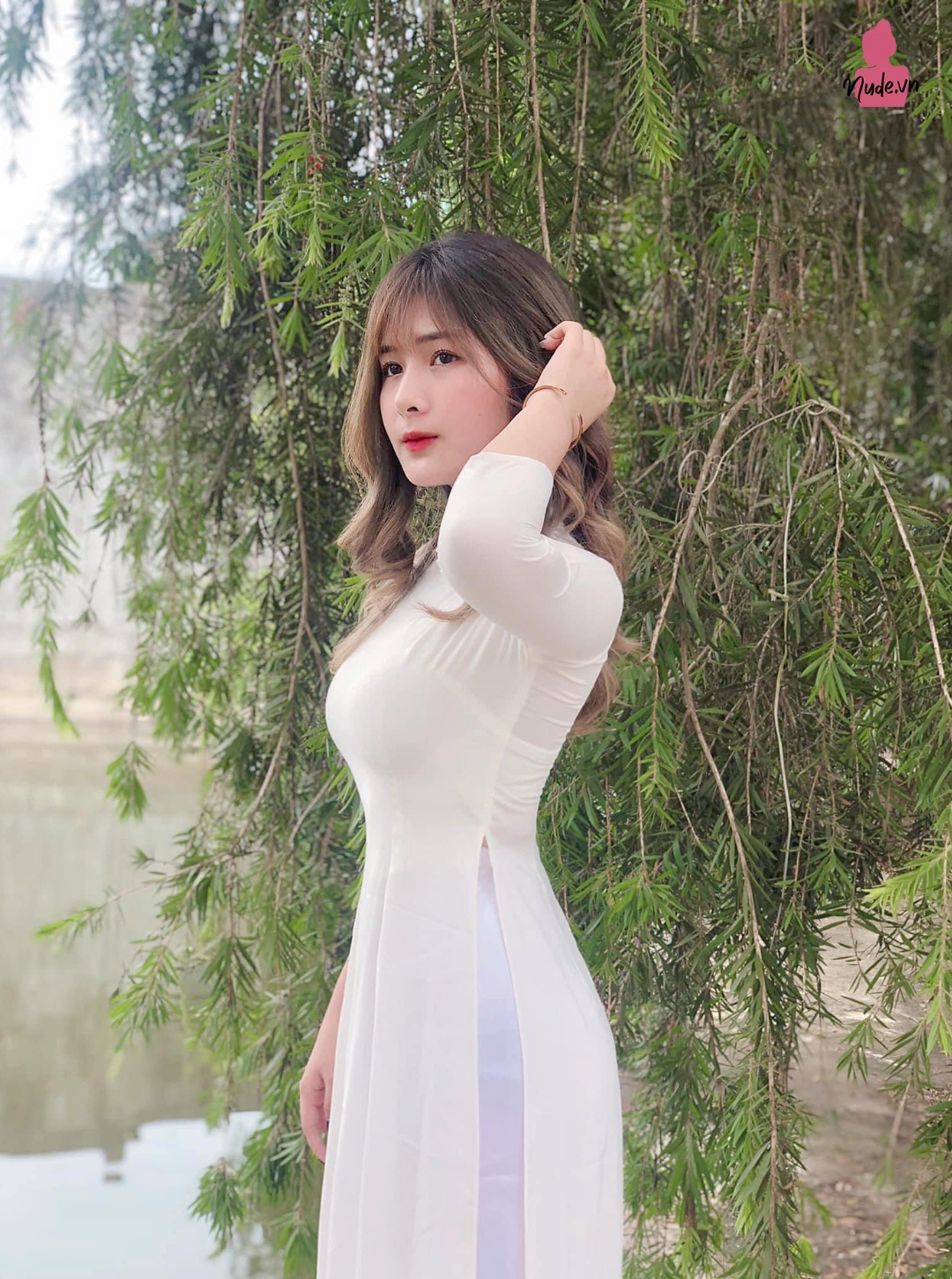 "Hot girl áo dài" Quỳnh Alee trong sáng phô dáng trong bộ áo dài học sinh