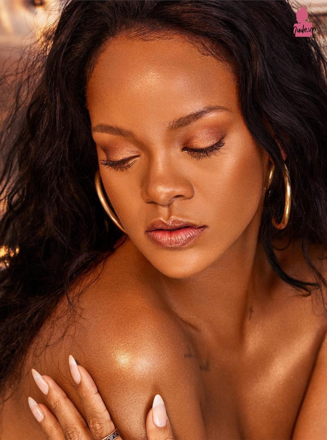 Rihanna, ngôi sao quyến rũ với trọn bộ ảnh nude, bikini nóng bỏng