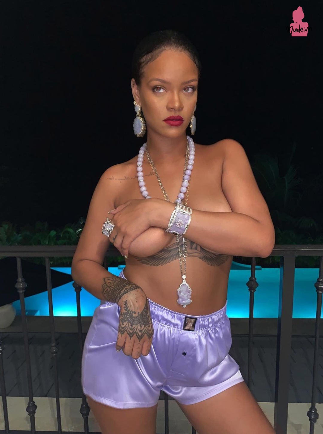 Rihanna nude mát mẻ, dùng tay che vòng 1