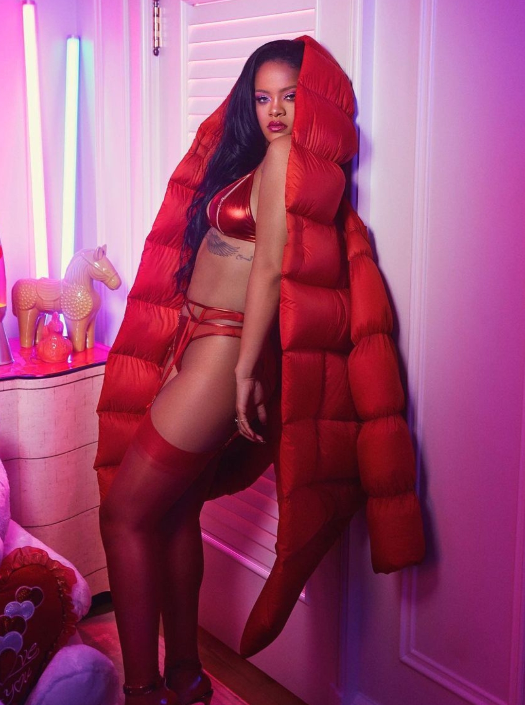 Rihanna không ngại xuất hiện trong bộ cánh bikini, hoặc là cởi sạch nude mát mẻ mỗi khi comeback