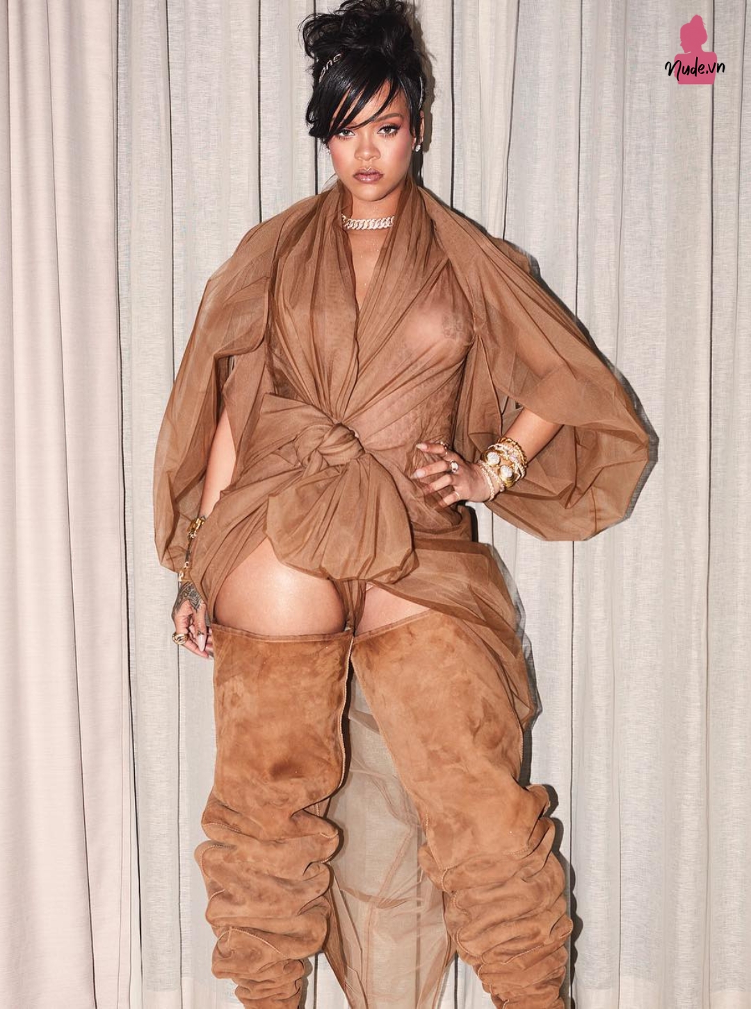 Nữ hoàng giải trí Rihanna khoe dáng nóng bỏng, mặc như không mặc đầy cuốn hút